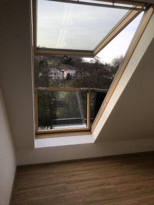 Schöne Einzimmer-Dachgeschosswohnung mit Einbauküche und Dachbalkonfenster in Ebhausen