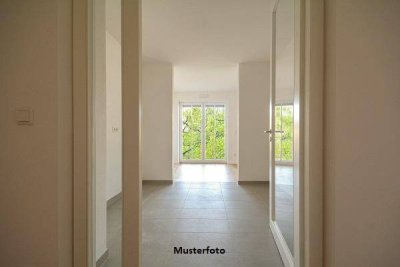 Moderne Doppelhaushälfte mit Luft-Wärmepumpe und großzügigen Gartenflächen