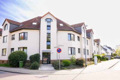 Helle 2-Zimmer-Wohnung aus den 80er/90er Jahren mit kleiner Dachterrasse und Stellplatz