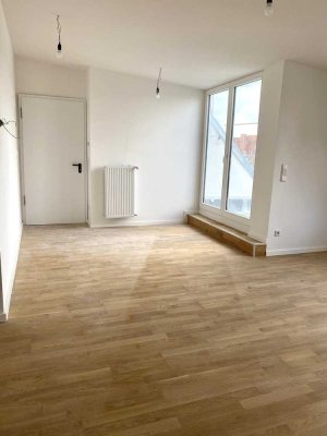 ERSTBEZUG: Exklusive 2-Raum-DG-Wohnung mit gehobener Innenausstattung mit Balkon in Berlin Spandau