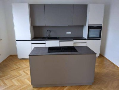 Erstbezug: Sanierter 5 ZIMMER-NEUBAU + neue Einbauküche + 2 Balkone + neue Sanitäranlagen + 2 Lifte!