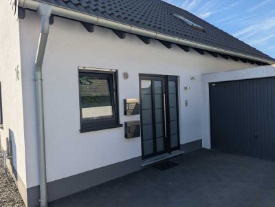 PRIVAT: mod. EFH/ZFH, Bj. 2017 Energie A+, freist., SÜDEN, gr. Garten, 2 Gar., Balkon, Klima, frei