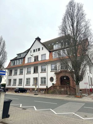 Nur noch wenige Einheiten! Neubauqualität im Denkmal: Rodensteinschule 1 Zimmer mit Loggia & EBK 4.b