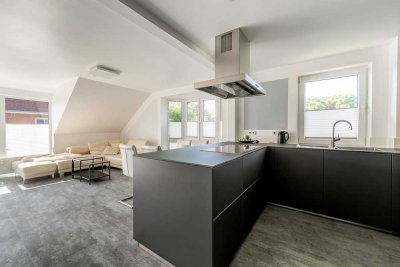 Geestland - Langen // Stilvolle Dachgeschosswohnung mit Designküche und Balkon
