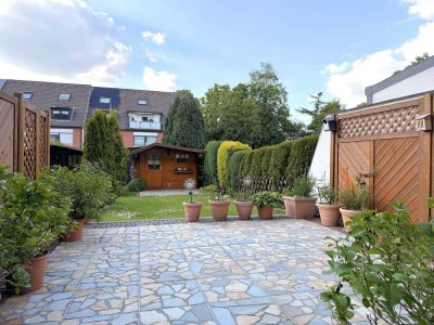 Ein/Zweifamilienhaus in sehr beliebter, verkehrsberuhigter Lage mit Doppelgarage und Garten