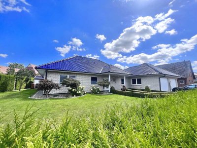 Exklusiver Walmdachbungalow mit Doppelgarage, Wintergarten u. Gaskamin in Edewecht- zentral