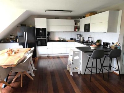 Großzügige Maisonette mit Kamin, Loggia & Einbauküche – Wohnen mit Weitblick