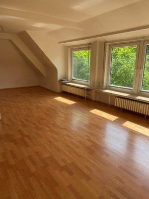 Geschmackvolle, vollständig renovierte 3-Zimmer-DG-Wohnung mit Balkon in Göttingen