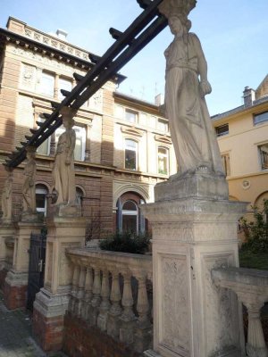 DESIGNER-DACHGESCHOSS-WOHNUNG MIT "2 SCHLAFZIMMERN" IN EINEM HISTORISCHEM STADTPALAIS