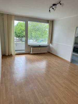 2 Zimmer Wohnung mit Balkon - zentral und doch im Grünen E0549