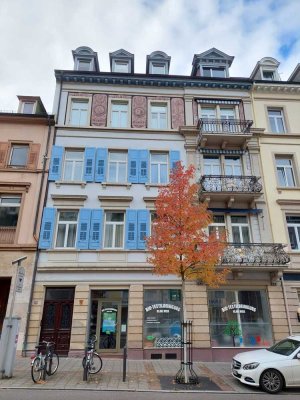 Elegante 4-Zimmer Wohnung mit Balkon und Fahrstuhl in Baden-Baden Innenstadt