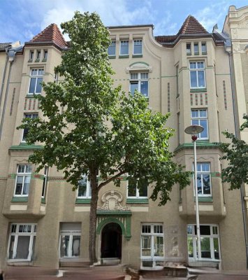 Für Stadtmenschen 
Altbauwohnung - drei Zimmer mit Balkon, klein aber Mein!