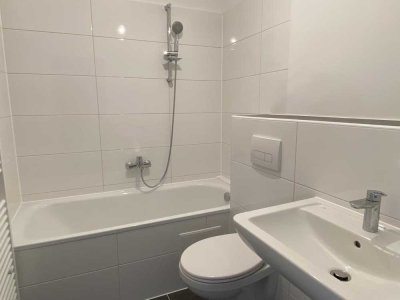 **FRISCH SANIERTE 2-ZIMMERWOHNUNG MIT BALKON UND MODERNEM BAD**
