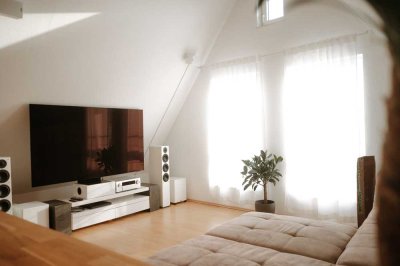 Freundliche und lichtdurchflutete 3,5-Zimmer-DG-Wohnung in der Fußgängerzone