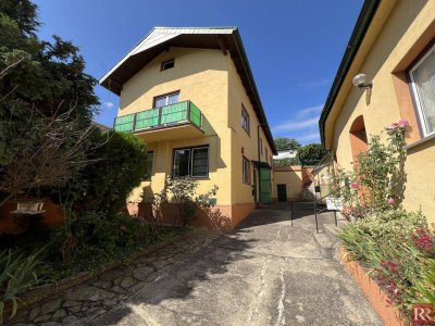 Wohnen &amp; Gestalten: Zwei Häuser mit Innenhof und Garten