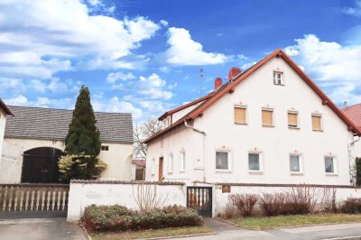 Kleiner Hof mit Wohnhaus, Scheune und Garagen in Eitensheim
