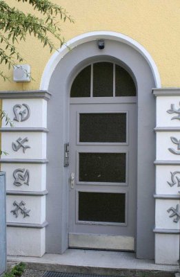 List: renovierte 2,5 Zimmer Altbau mit Parkett, Duschwannenbad und kl. Balkon im 3. OG