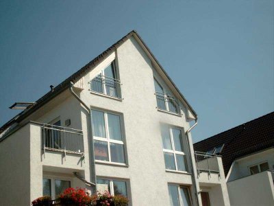 Sonnige Dachatelier-, Maisonette-Wohnung mit zwei Balkone