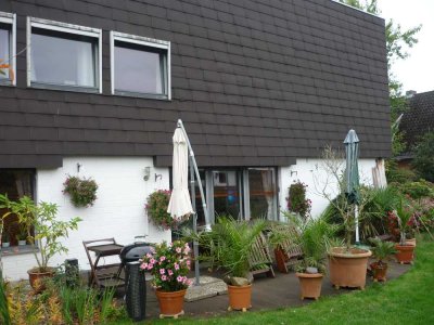 Architektenhaus : aufgeteilt in zwei Blöcke, links 3 Mietwohnungen, rechts das Haupthaus mit keller