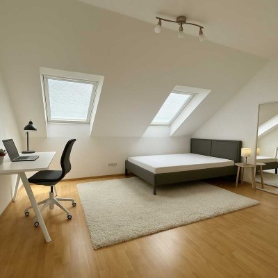 Möbliertes WG-Zimmer in moderner Maisonette-Wohnung mit Balkon und EBK im Herzen von Sindelfingen