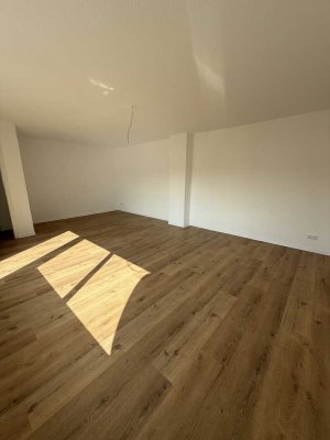 Frisch sanierte 4-Zimmer-Dachgeschosswohnung mit Balkon & modernem Bad – zentral in Lüde