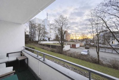 Nahe Steinplatte mit Balkon und Aufzug