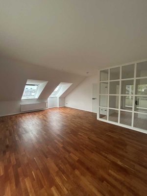 Ruhig wohnen im Grünen – großzügige DG-Wohnung mit hochwertiger Ausstattung & Balkon