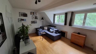 Helle Dachgeschosswohnung mit Balkon im Altbau