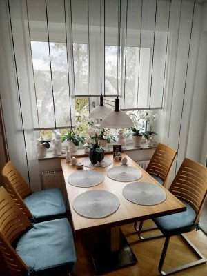 Stilvolle, sonnige 4-Raum-Wohnung mit Balkon