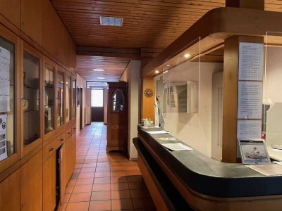 Ehemalige Praxis mit Umnutzungspotenzial zu Wohnraum!