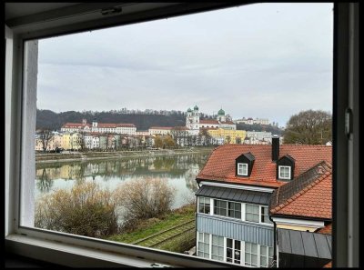Exklusive, modernisierte 4-Zimmer-Dachgeschosswohnung mit geh. Innenausstattung mit Balkon und EBK