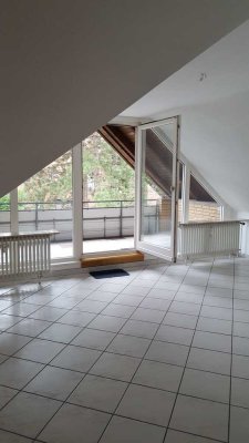 Schöne 4-Zimmer-Dachgeschosswohnung mit Loggia und Einbauküche in Seelze