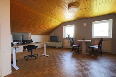 Wohnen mit Charakter: 2,5 Zimmer-Dachgeschosswohnung in Regensburg
