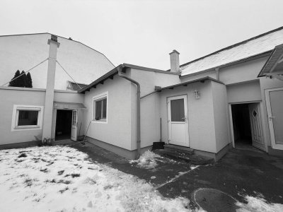 AltbauWohnung (renovierungsbedürftig) mit Rohdachboden (ausbaufähig)