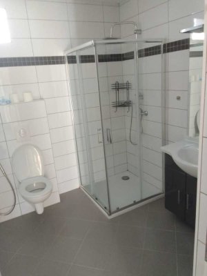 1200 € - 101 m² - 5.0 Zi.
ruhige Lage
Hof mit nutzbar