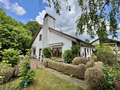 Freistehendes 1-Familien-Haus mit zwei Garagen
