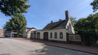 2 freie Häuser auf 788 qm (sanierungsbedürftig) mit 3  Garagen und Lagerräume zu verkaufen