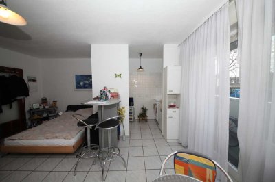 Modernisierte Hochparterre-Wohnung mit einem Zimmer sowie Balkon und Einbauküche in Frankfurt