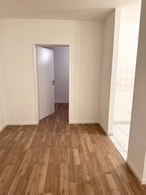 Helle Renovierte 2-Zimmer Wohnung im 2. OG mit Aufzug in Leverkusen-Opladen Zentrum