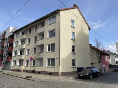 Umfangreich renovierte 4 ZKB-Balkon-Wohnung in zentraler Lage
