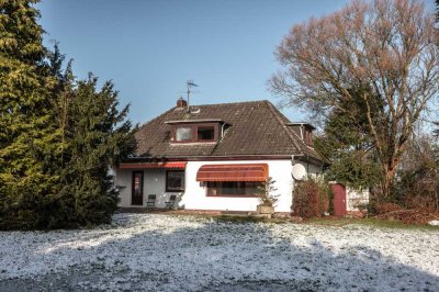 Loxstedt-Lanhausen // Sanierungsbedürftiges Einfamilienhaus in Feldrandlage samt Baugrundstück