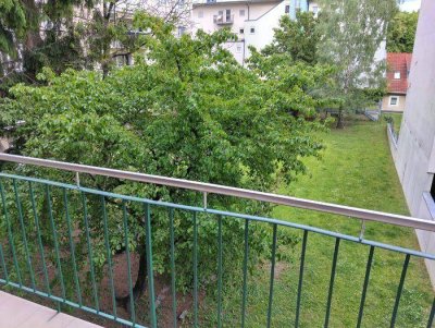 2er-WG: Sanierter 2 ZIMMER-Altbau + ruhiger Balkon 5m² + extra Wohnküche + sanierte Sanitäranlagen!