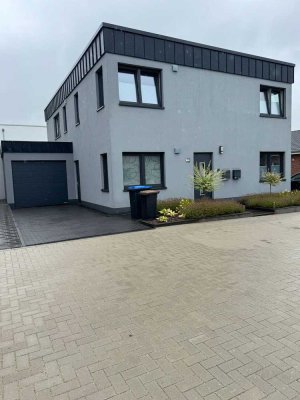 Neuwertige 3-Zimmer-EG-Wohnung mit gehobener Innenausstattung und Garten