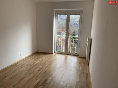 Rundumpaket im ländlichen Herzen von Obergrünburg! Hochwertige Böden, praktischer Abstellraum, sonnige Loggia und privater Abstellplatz direkt vor der Haustüre - lassen Sie sich dieses einmalige Angebot nicht entgehen!