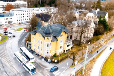 HISTORISCHES ANWESEN DIREKT AM GISELAKAI – CECONI VILLA MIT FESTUNGSBLICK