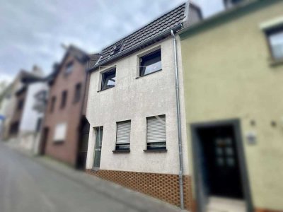 Kleines Stadthaus mit Potenzial – Sanierungsobjekt in Rheinlage