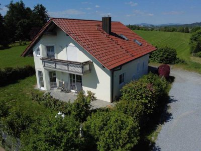 Hochwertiges Einfamilienhaus in ruhiger Ortsrandlage mit Bayerwaldblick!