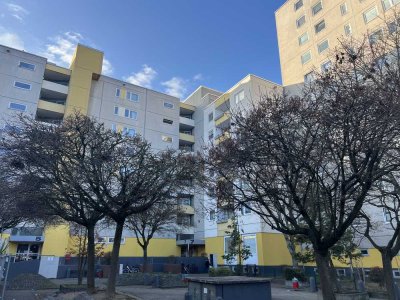 Laatzen-Mitte: Perfekte 4 Zi.-Wohnung mit 2 Balkonen, Top saniert, PKW TG-Platz, Super Lage !