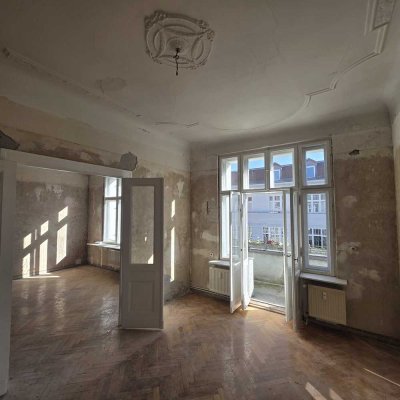 Altbaujuwel mit Stuck & Aufzug – sanierungsbedürftige 4-Zimmer-Wohnung Balkon Ku’damm-Seitenstraße