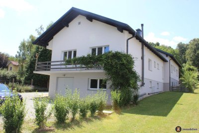 Großpetersdorf: Neuwertiges Zweifamilienhaus in Aussichtslage